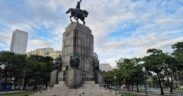 Monumento depredado sem a estátua de Rosa Maria Paulina, mãe do ex-presidente.