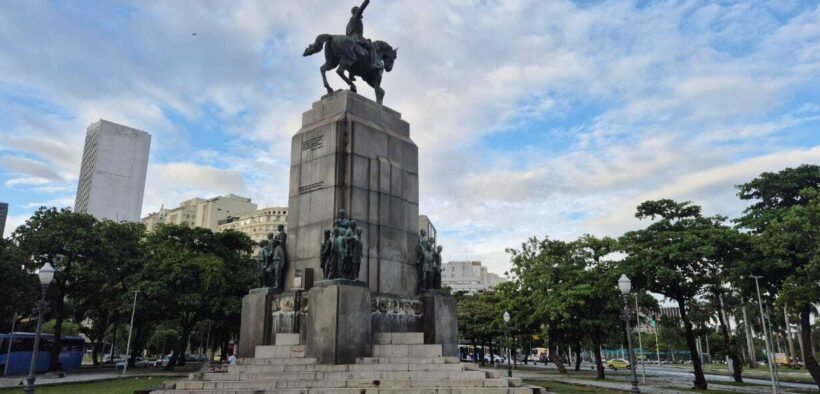 Monumento depredado sem a estátua de Rosa Maria Paulina, mãe do ex-presidente.
