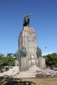 Monumento depredado sem a estátua de Rosa Maria Paulina, mãe do ex-presidente. Foto: Filipe Gatto