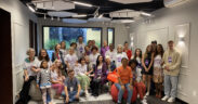 Alunos da segunda turma do Criativa Idade reunidos para a cerimônia de encerramento do curso. Foto: Bebeto de Pinho.