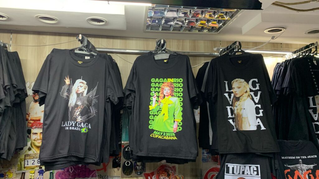 Produtos com diferentes estampas da cantora Lady Gaga sendo vendidos pelo Saara, no Rio de Janeiro. Foto: Kaylane Pedroso.