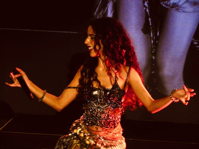 Marina compartilha com os fãs o sentimento de euforia durante a performance de “Combo da Sorte”. Foto: Carolina Dorfman 