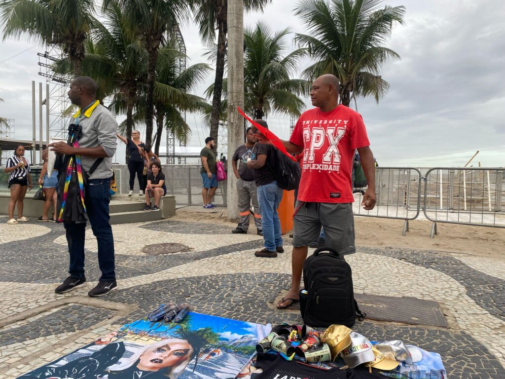 Marcos Cunha, vendedor ambulante em Copacabana. Foto: Laura Araújo.