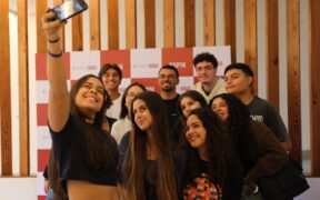 Legenda da foto: Novos estudantes registrando o momento em frente ao painel do Start ESPM. Foto: Júlia Luparelli